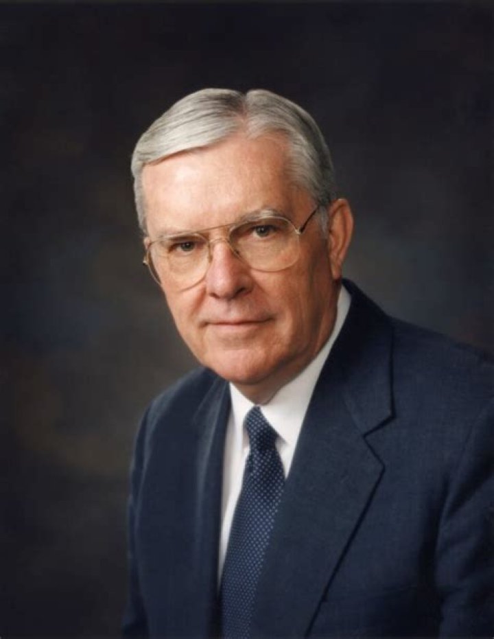 M. Russell Ballard biografía, edad, altura, esposo, net worth, familia