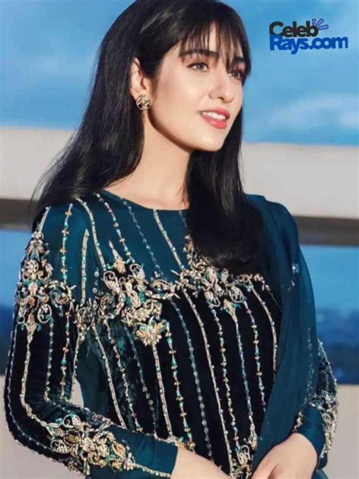 Sarah Khan Biography, Age, Height, Husband, Net Worth, Family