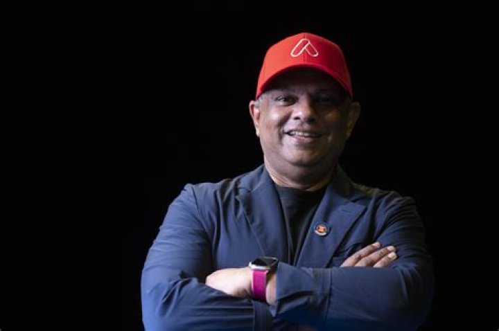 Tony Fernandes Biography, Age, Height, Wife, Net Worth, Family